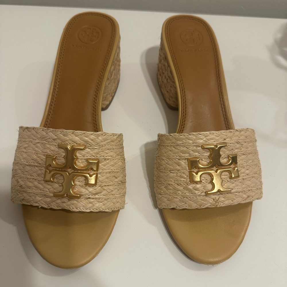 TORY BURCH EVERLY RAFFIA BLOCK SANDAL